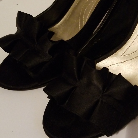 TAHARI hills shoes - Picture 4 of 5